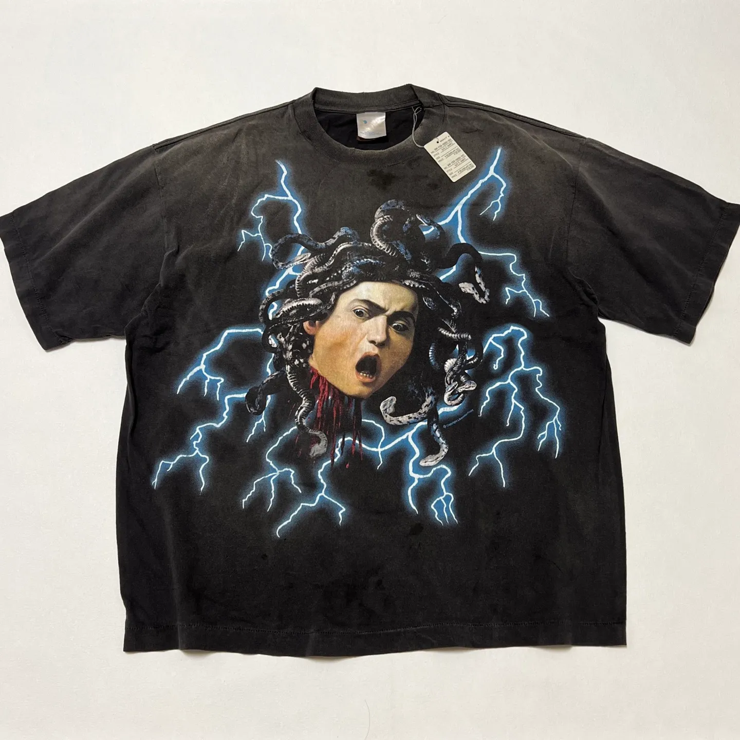 SAINT Mxxxxxx MEDUSA SS TEE/BLK Medusa Hydra retro sulfur-dyed short-sleeves, washed black S-XL, cylindrical fabric with no side seams, the open width is almost meaningless, Assute ready-to-wear dyeing, the whole piece faded, collar and cuffs frayed, many hangings, oversized printing position, genuine level restoration, customized joint main mark/wash mark/with little angel anti-counterfeiting